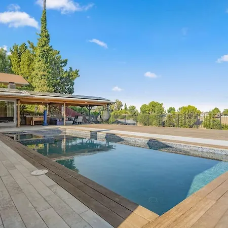 Middlebury Heights With Pool Villa